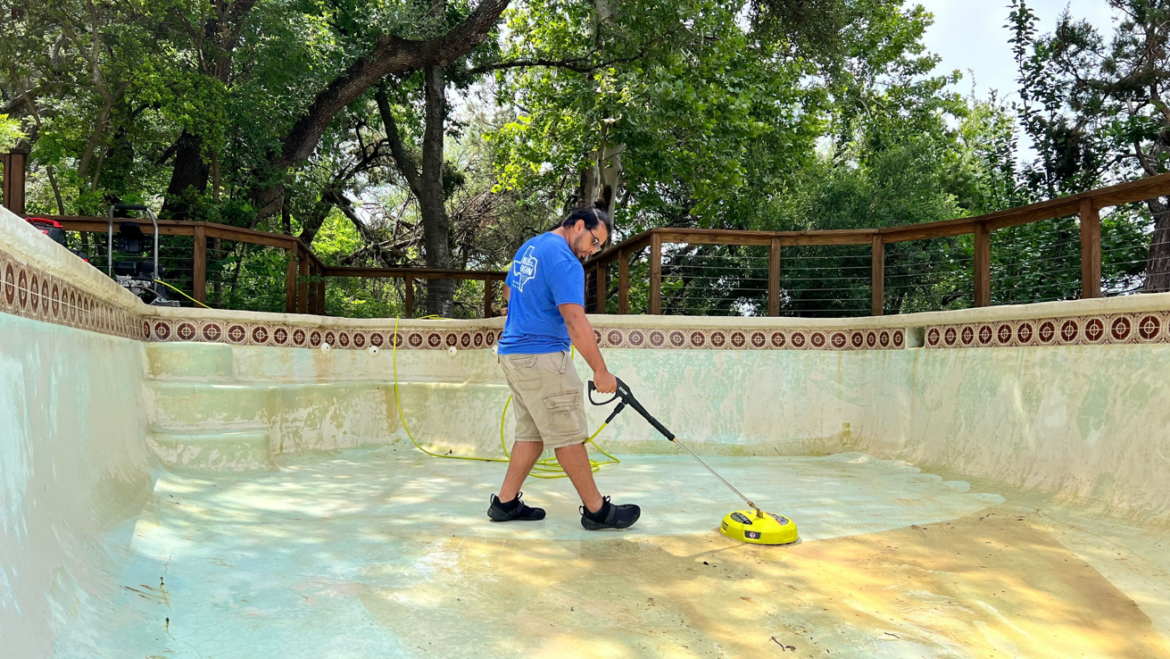 How to identify and remove algae in swimming pool